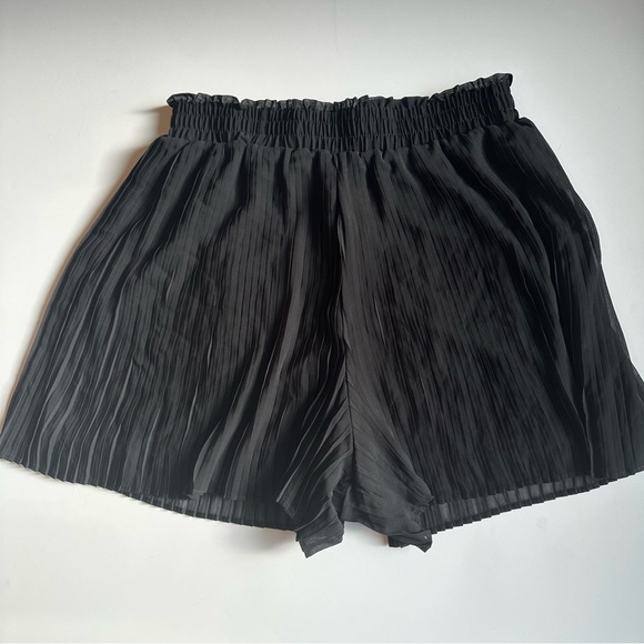 Available by Angela Women’s Black Pleated Flowy Shorts Size L NWT Built-In Liner - Picture 1 of 7